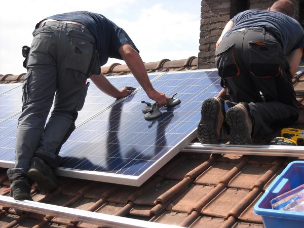 Installation av solpaneler på hustak