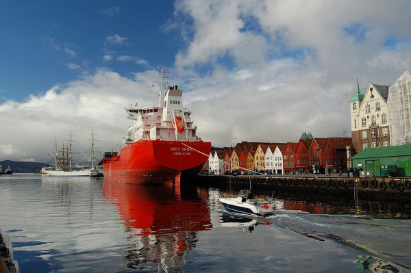 Oljetanker i hamnen i Bergen