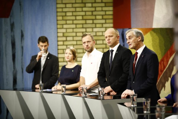 Från vänster: Bjørnar Moxnes (Rødt), Une Aina Bastholm (Miljøpartiet De Grønne), Audun Lysbakken (Sosialistisk Venstre) og Trygve Slagsvold Vedum (Sp) och Jonas Gahr Støre (Arbeiderprtiet))