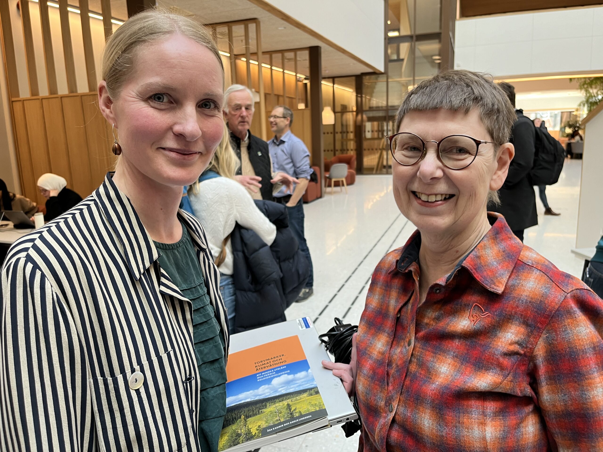 Bild på våtmarksforskarna Amelie Lindgren och Åsa Kasimir, Gbg Universitet