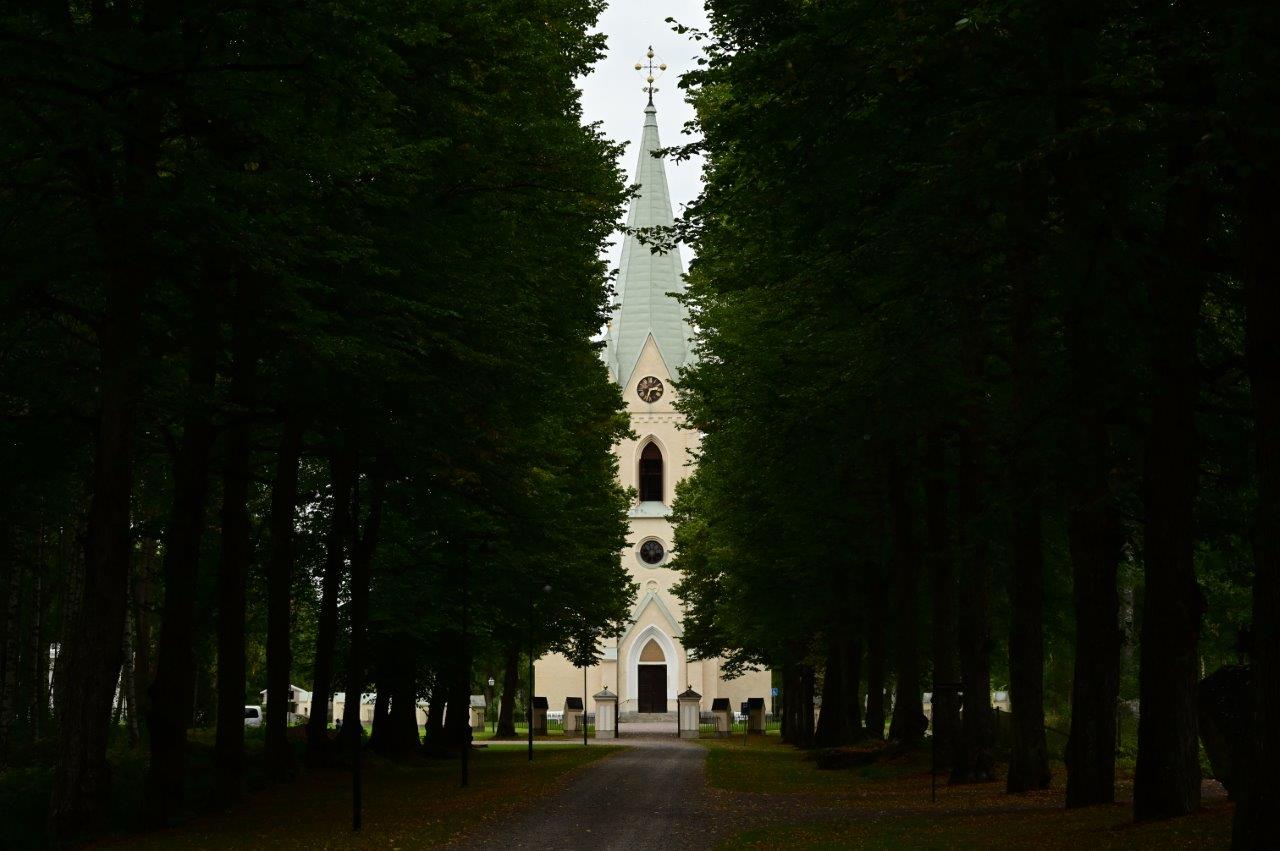Bild på kyrka i en skog