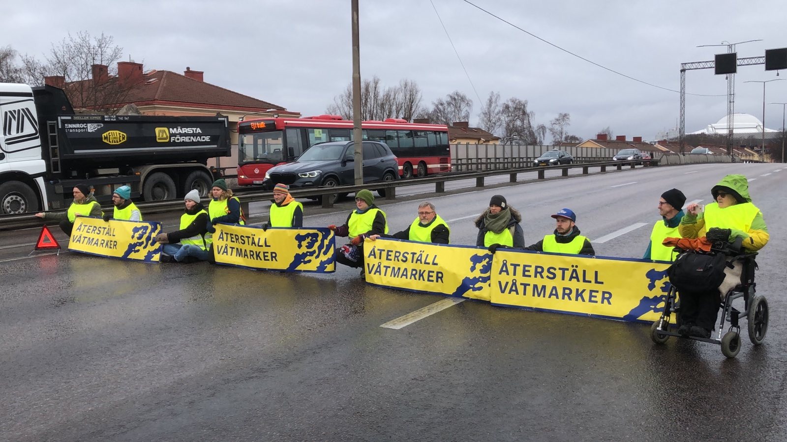 Återställ våtmarker blockerar en väg