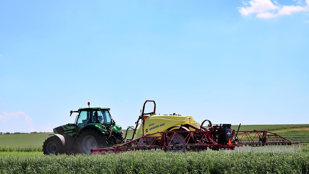 Traktor på fält