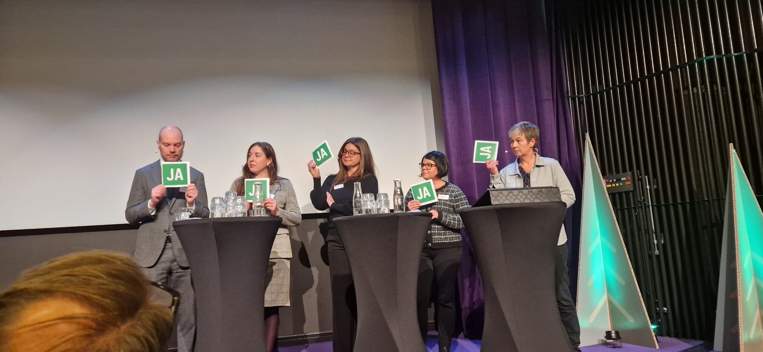 Bild på några av Tidö-regeringens politiker i en debatt om skogspolitiken.