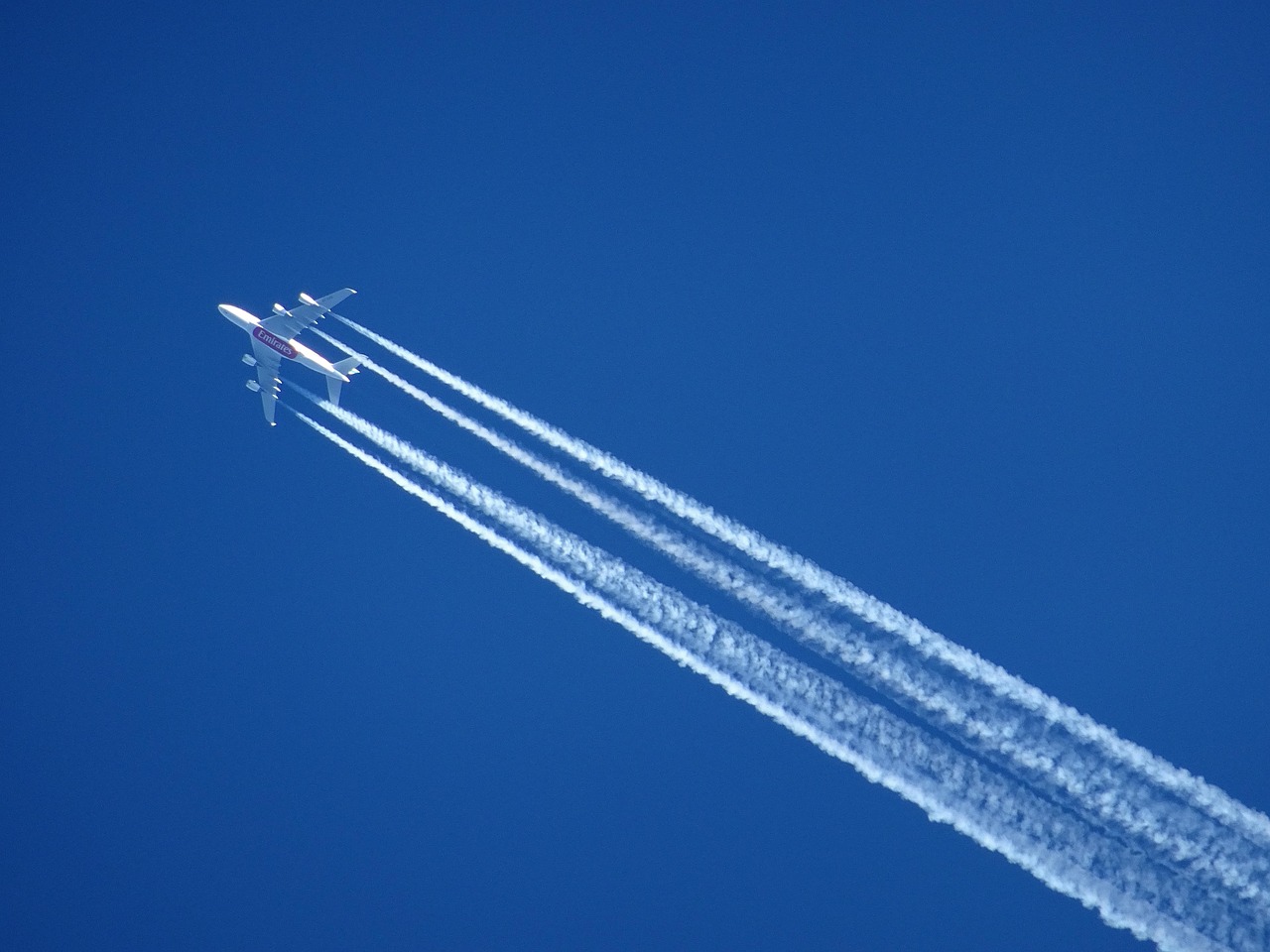 kondensstrimmor efter flygplan